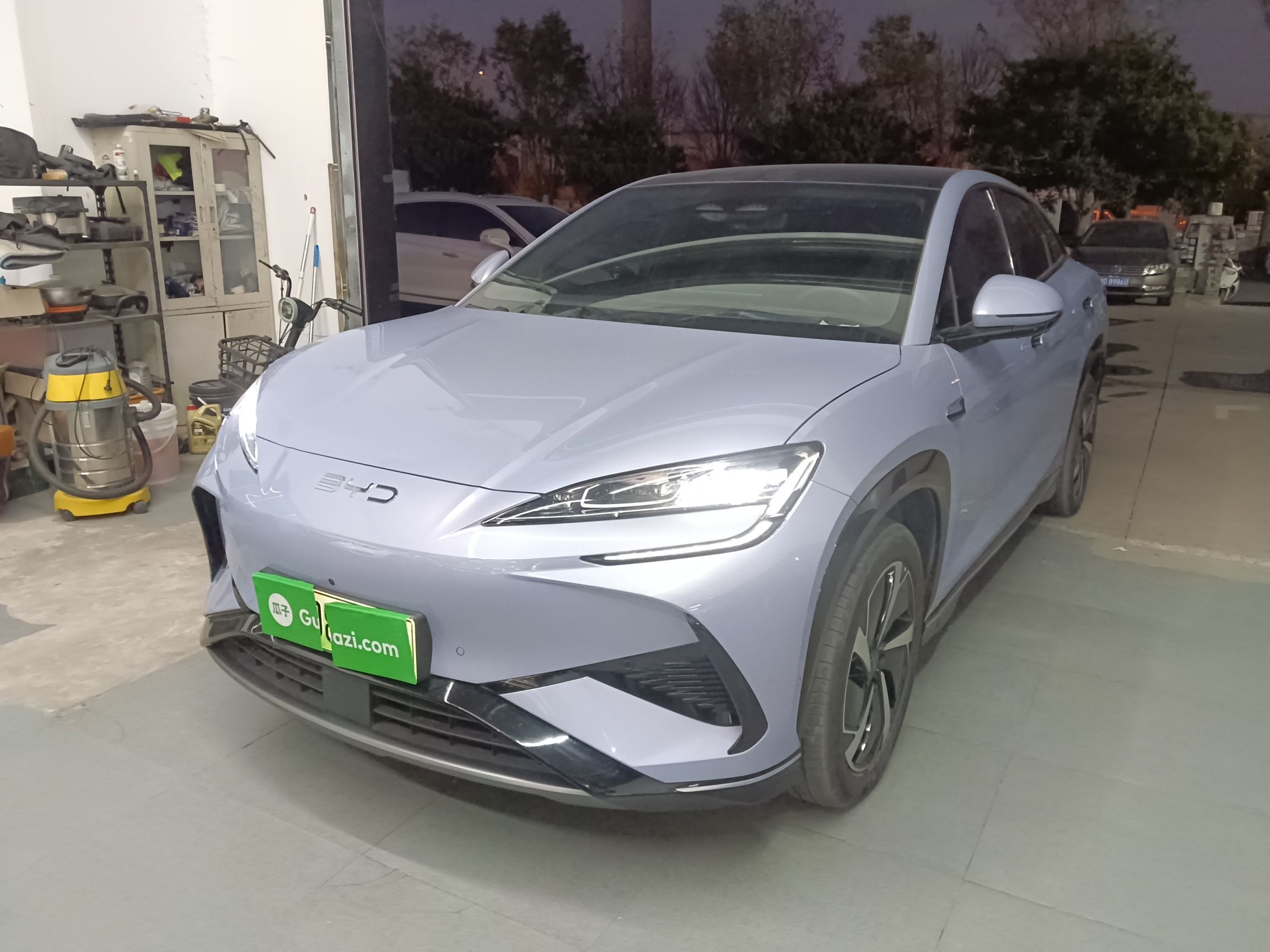 تحت مقدمة السيارة