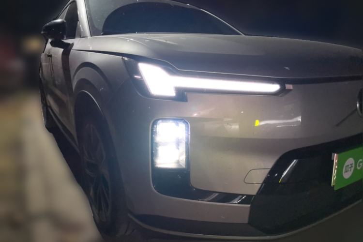 Used Volvo XC70 Plug-in Hybrid 2026 Model Four-Wheel Drive Long-Range Plus Front Right 45 Deg