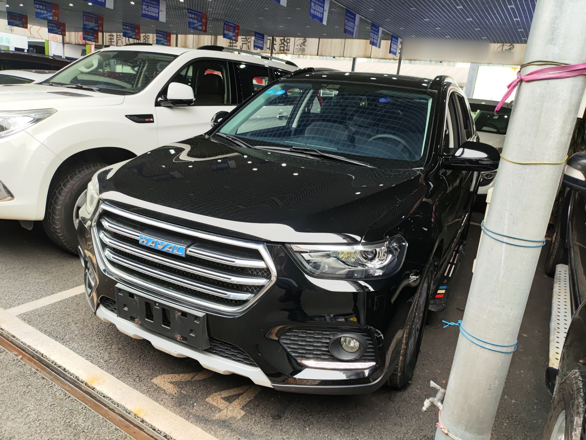 تحت مقدمة السيارة