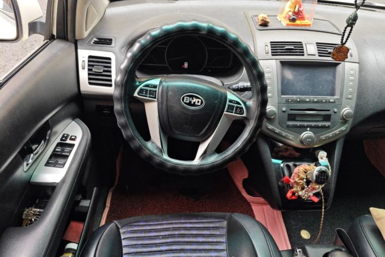 Used BYD S6 2014 2.0L Manual Luxury 5-Seater Steering Wheel