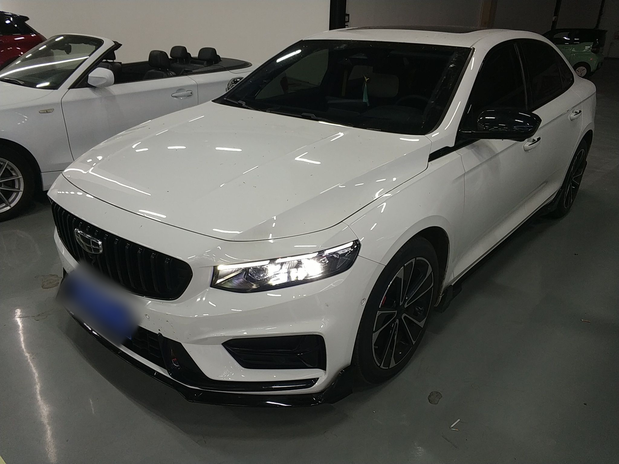 تحت مقدمة السيارة