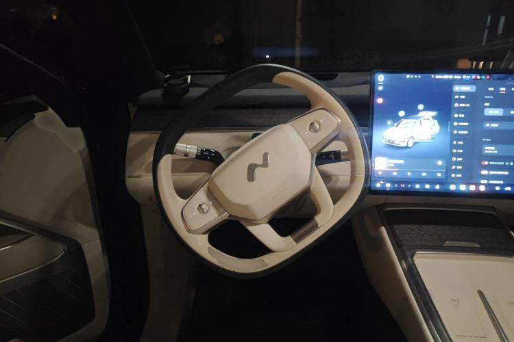 Used ONVO Luxeed L90 2025 Model—Max Six-Seater Version Steering Wheel