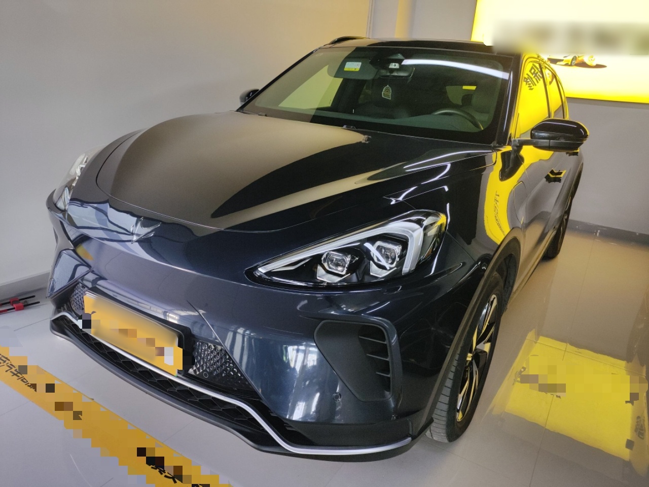 Под передней частью автомобиля