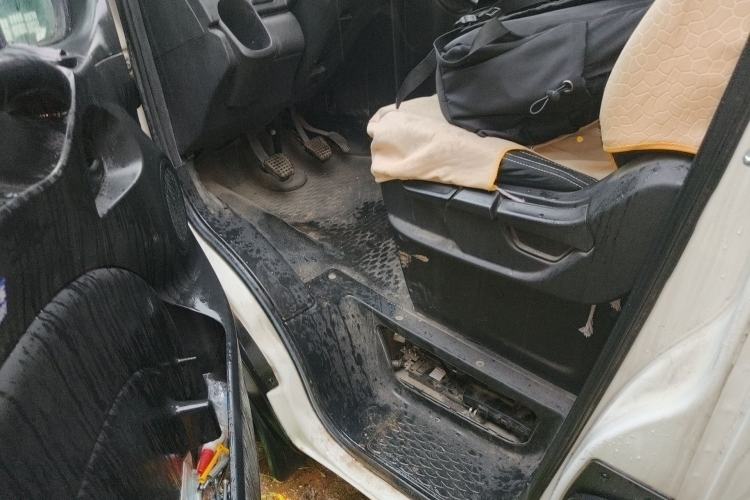 Used Iveco Eurocargo 2021 2.0T Manual Super-Rui Short Wheelbase Low-Roof Side-Hinged Door F1A Driver Seat