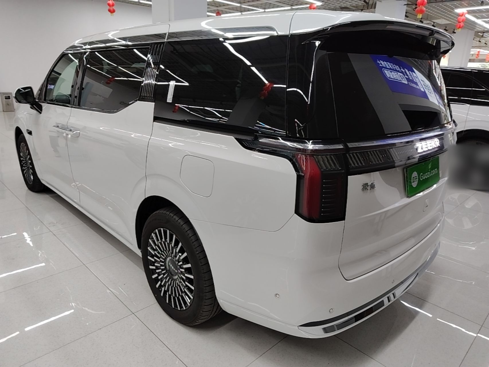 Zeekr 009 2024 7-Seater Walk-Through Version Four-Wheel Drive 108 kWh — снимка 4