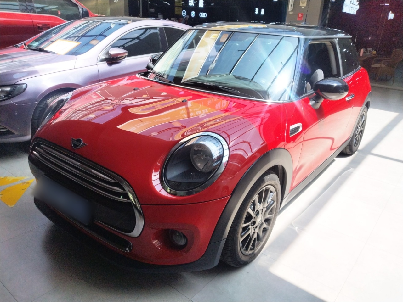 تحت مقدمة السيارة