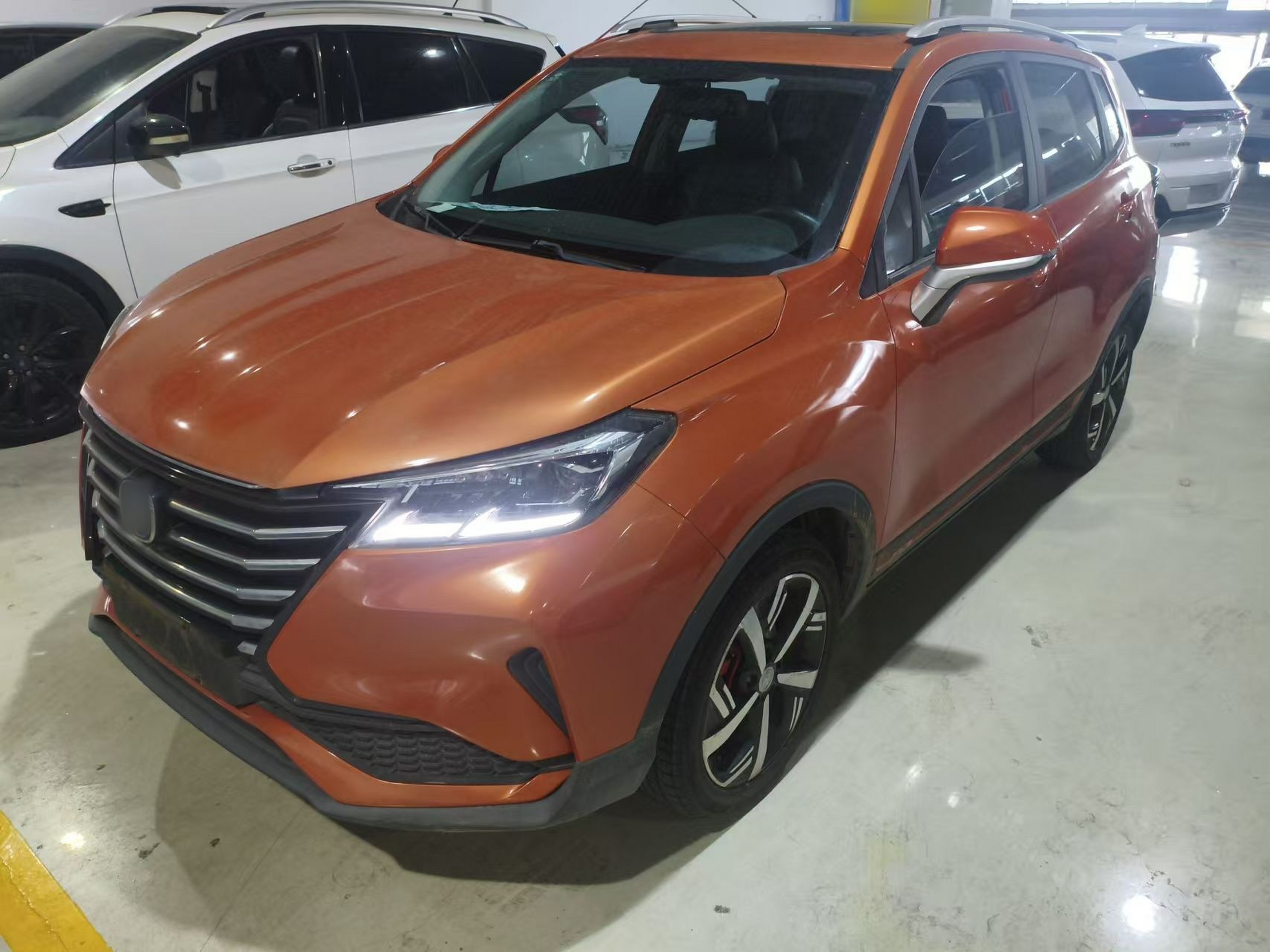 Под передней частью автомобиля