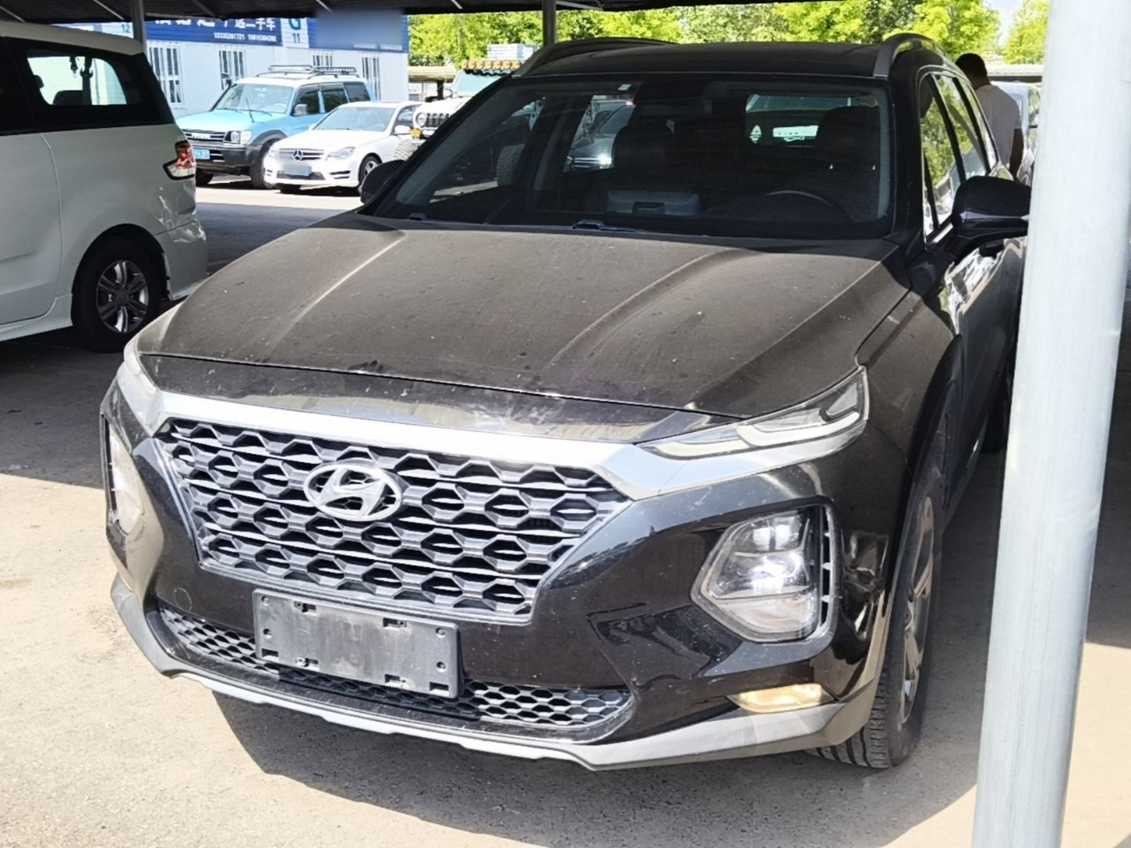 Под передней частью автомобиля