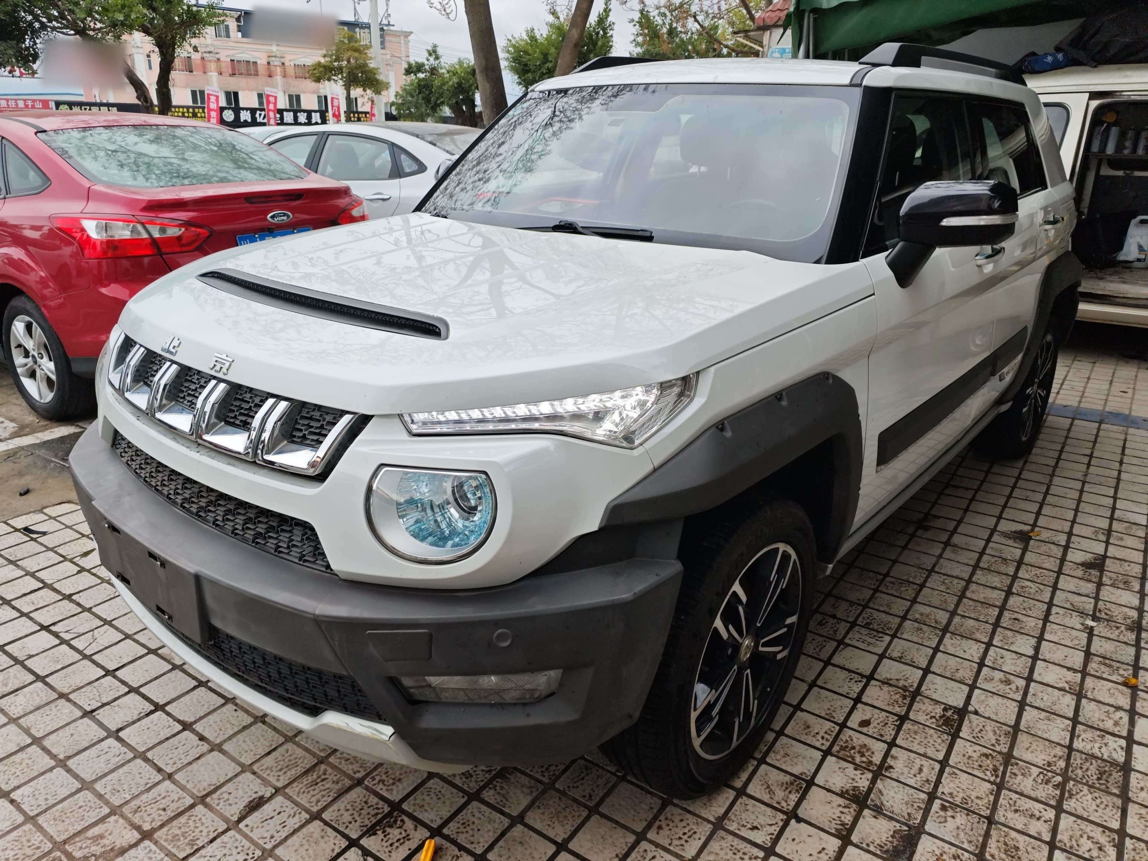 Под передней частью автомобиля