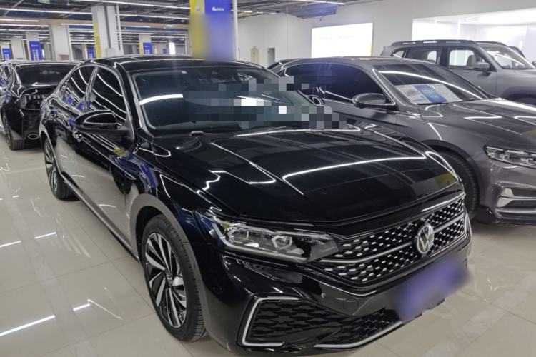 Used Volkswagen Passat 2022 330TSI Starry Luxury Edition Front Right 45 Deg