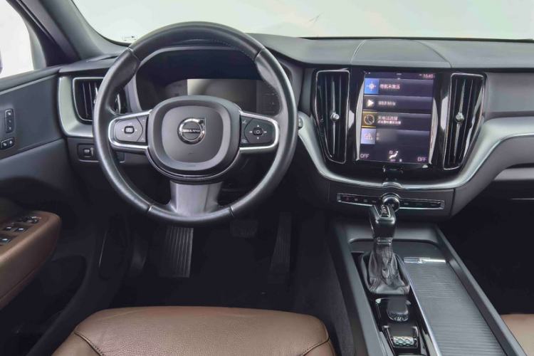 Used Volvo XC60 2021 T5 4x4 Smart Luxury Edition Interior 3