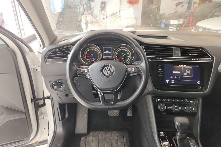 Used Volkswagen Tiguan L 2020 330TSI Automatic Two-Wheel Drive Smart Luxury Edition China VI Standard
