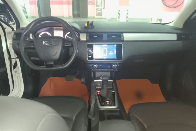 Used Qoros 3 2015 Urban SUV 1.6T Automatic – Dynamic Edition Enhanced Model Center Console