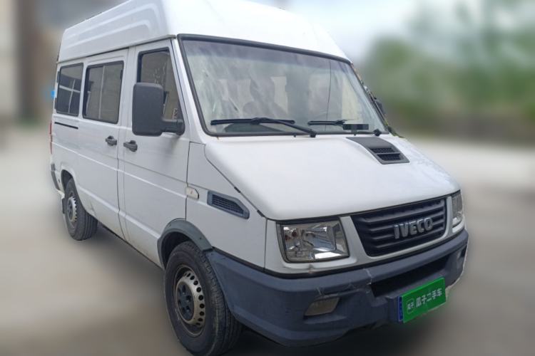 Used Iveco Daily 2017 2.5T A35 Passenger Van 5-7 Seats Model 47Z5 Front Right 45 Deg