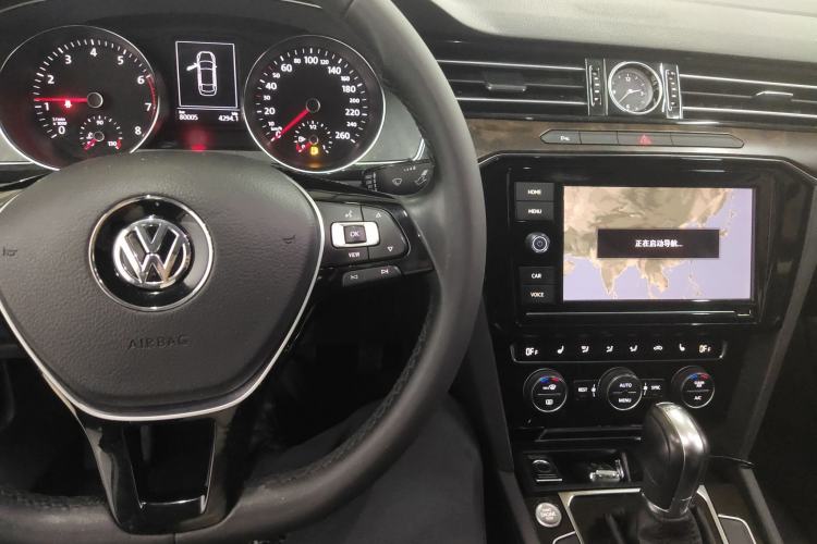 Used Volkswagen Magotan 2019 330TSI DSG Luxury Version China VI Standard Center Console