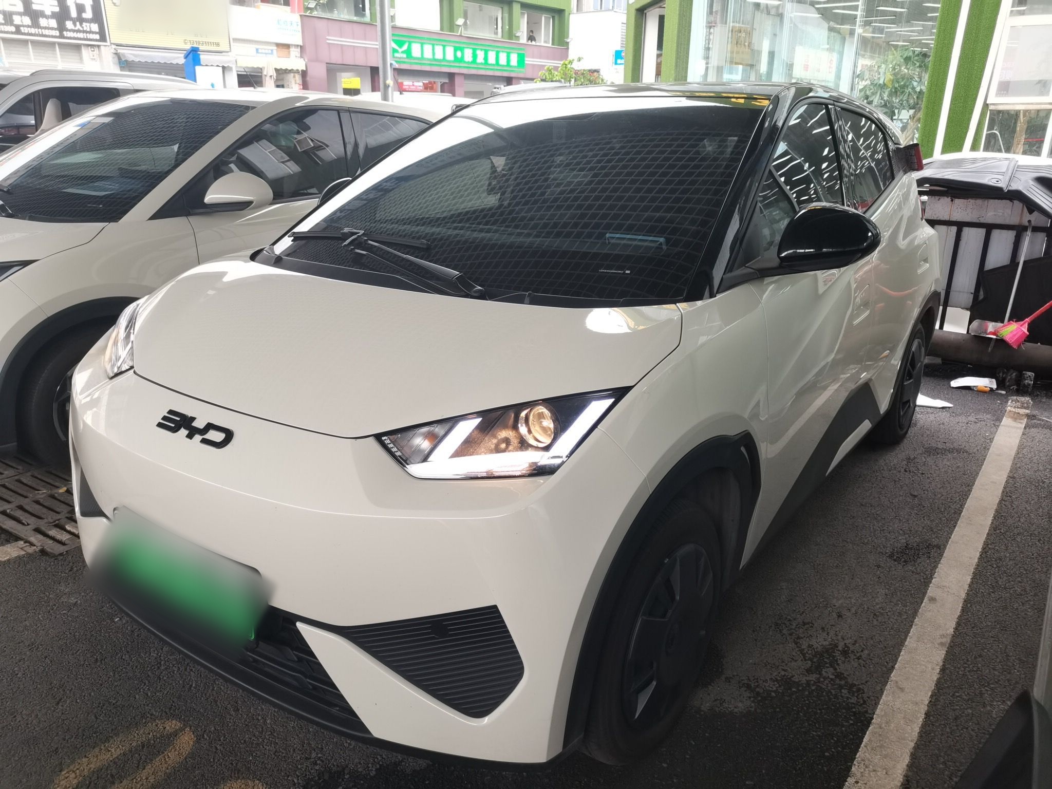 Под передней частью автомобиля