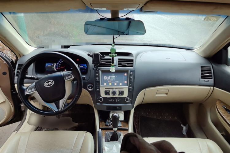 Used BYD G6 2011 2.0L Manual Luxury Edition
