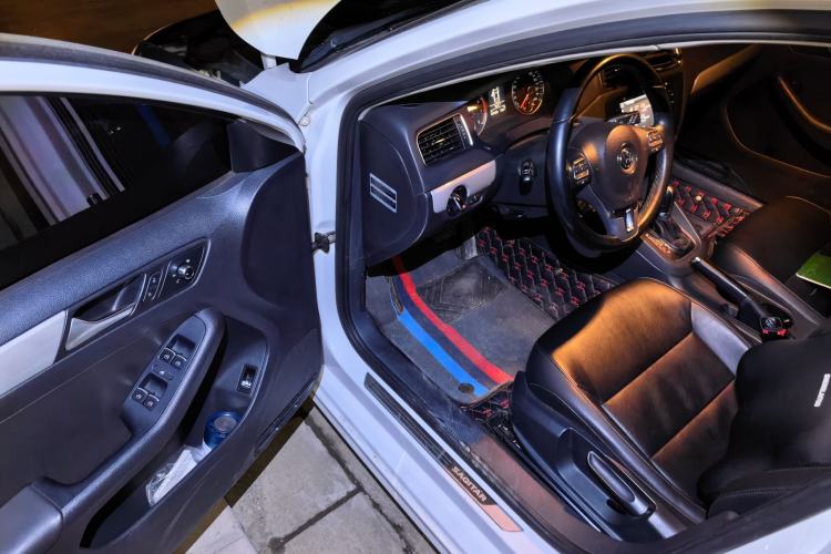 Used Volkswagen Sagitar 2014 Revised Version 1.4TSI Automatic Luxury Edition Driver Seat