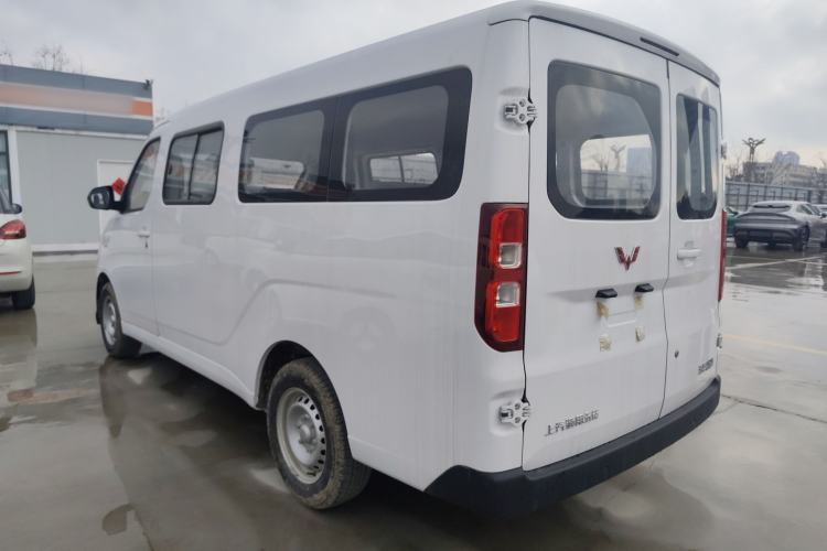 Used Wuling Yangguang 2024 300KM Comfort Version Passenger Van 75kW
