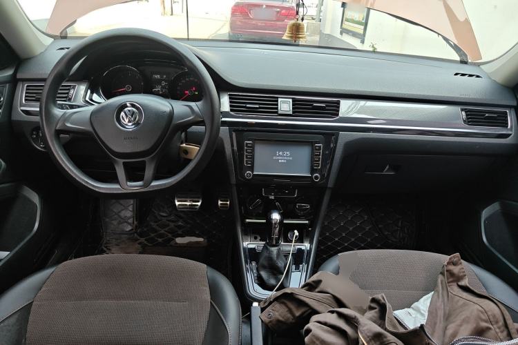 Used Volkswagen C-TREK 2017 1.6L Automatic Comfort Model Center Console