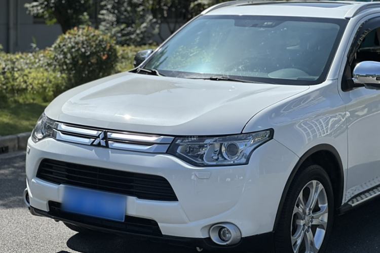 Used Mitsubishi Outlander 2014 2.4L 4x4 Deluxe Value Edition 7 Seats