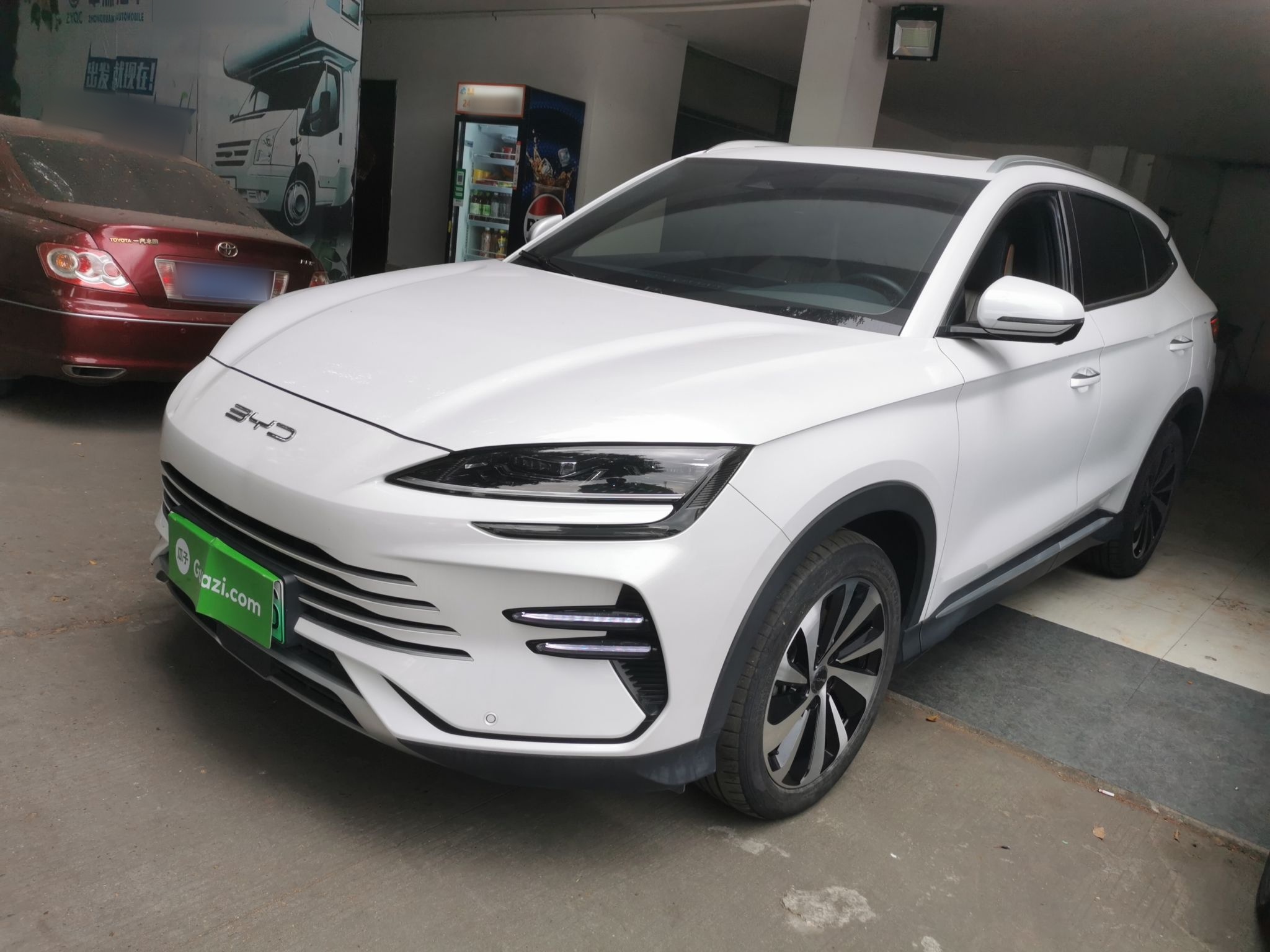 Под передней частью автомобиля