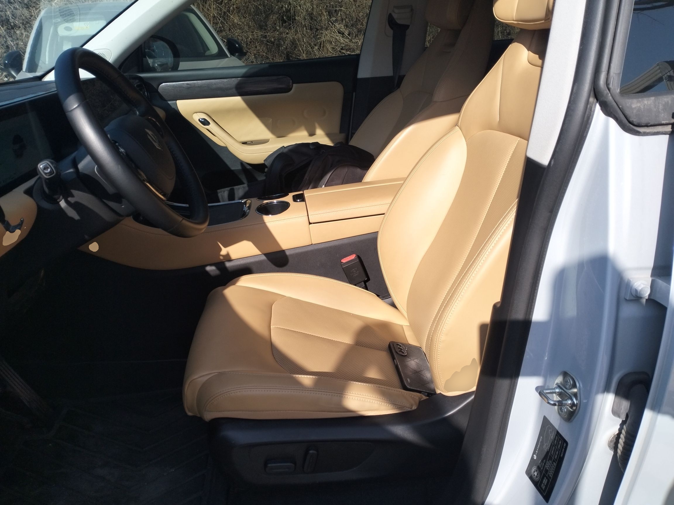 المقاعد الأمامية داخل السيارة