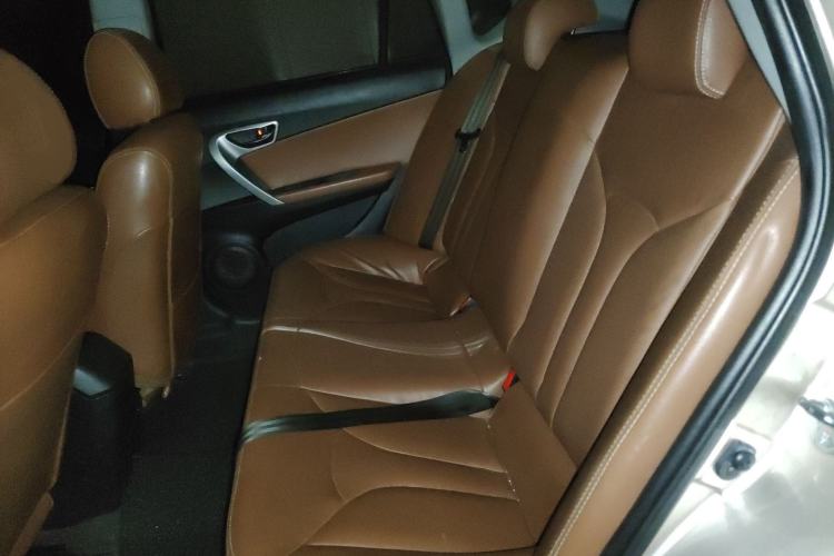 Used Soueast V6 Lingshi 2014 1.5L Manual Luxury Edition for Women
