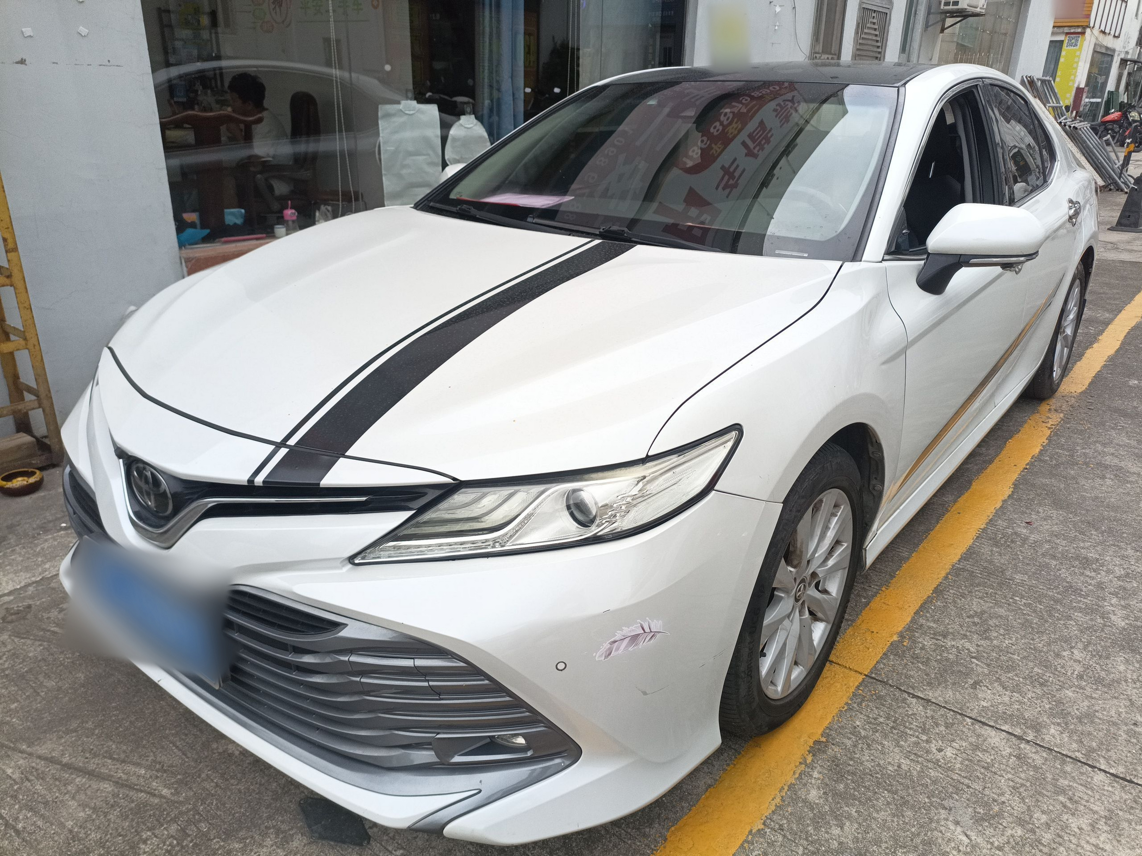 تحت مقدمة السيارة