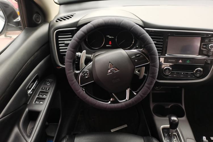 Used Mitsubishi Outlander 2016 2.4L 4x4 Elite Edition 5 Seats Steering Wheel