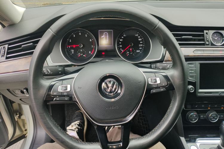 Used Volkswagen Magotan 2017 330TSI DSG Luxury Model Steering Wheel