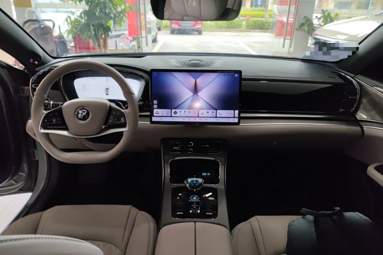 Used BYD Han 2025 DM-i 125KM LiDAR-Powered Intelligent Driving Model Center Console