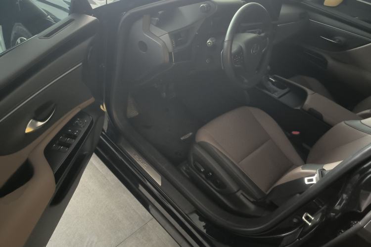 Used Lexus ES 2023 200 Excellence Edition Driver Seat