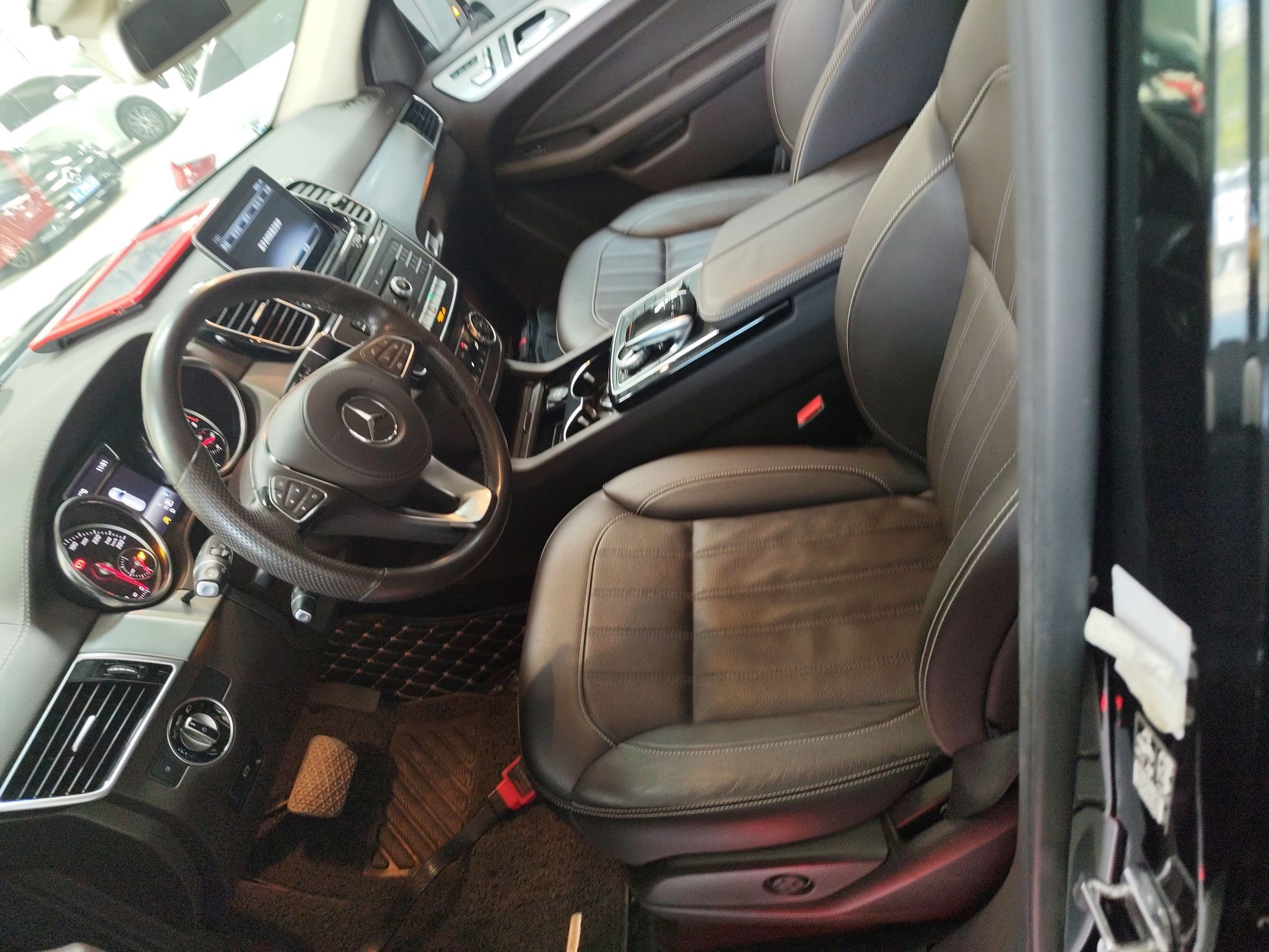 المقاعد الأمامية داخل السيارة