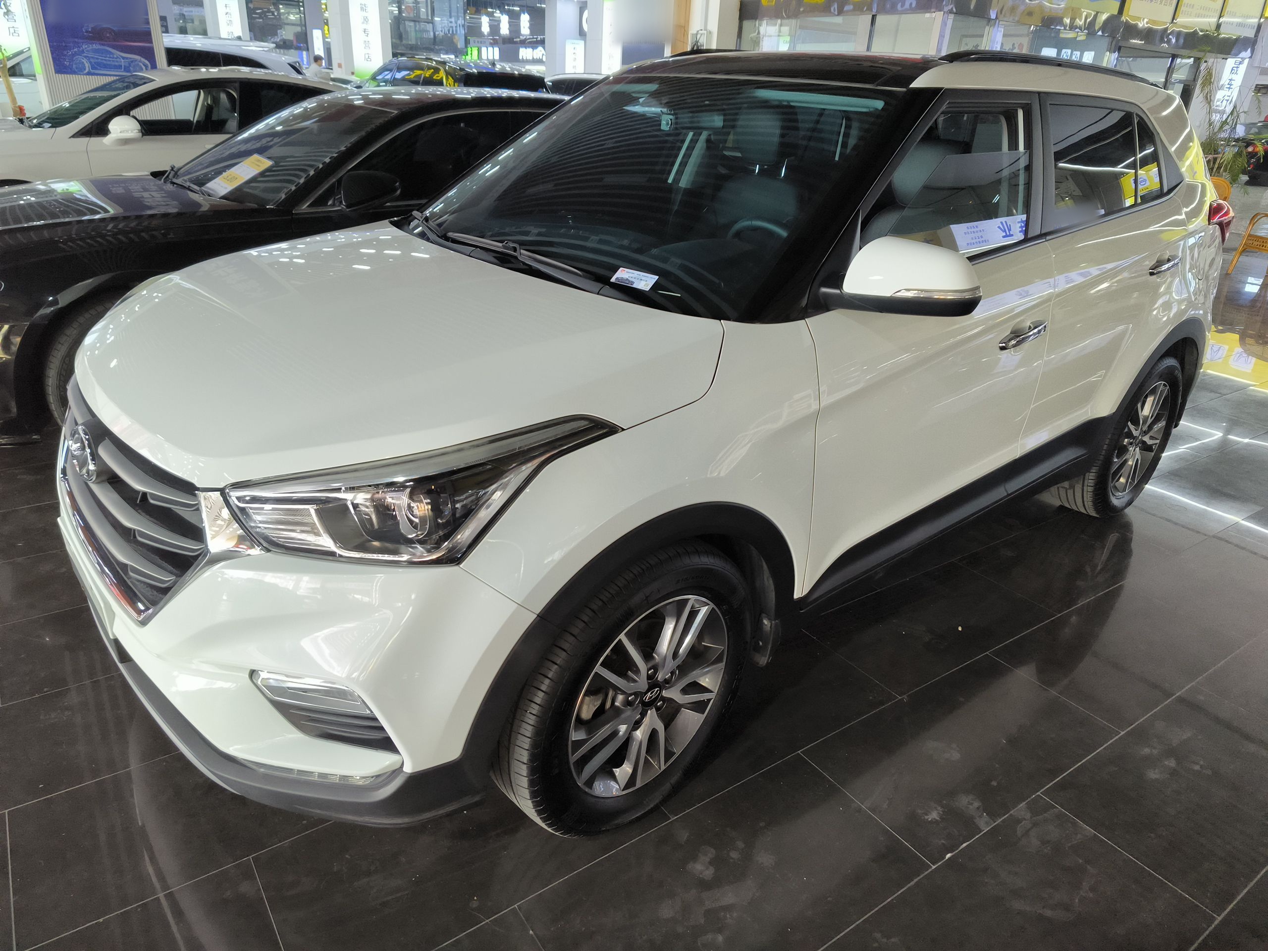 تحت مقدمة السيارة