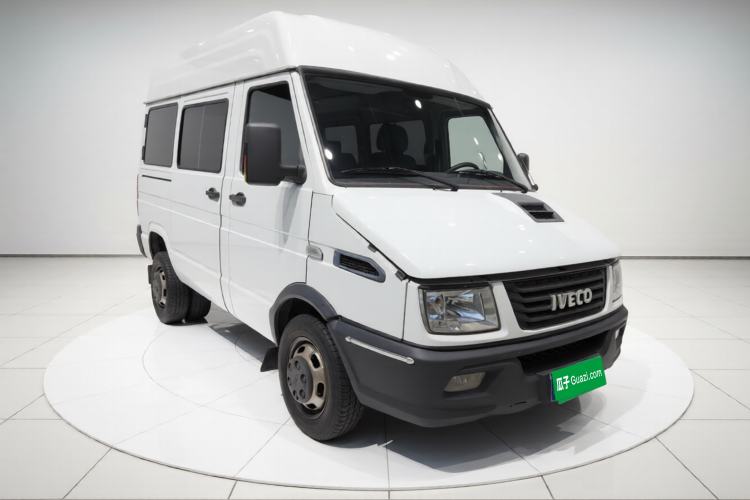 Used Iveco Daily 2021 2.5T A35 M1 Passenger Van 5-9 Seater Short Wheelbase Mid-Roof Design Dual Tires Manual Doors