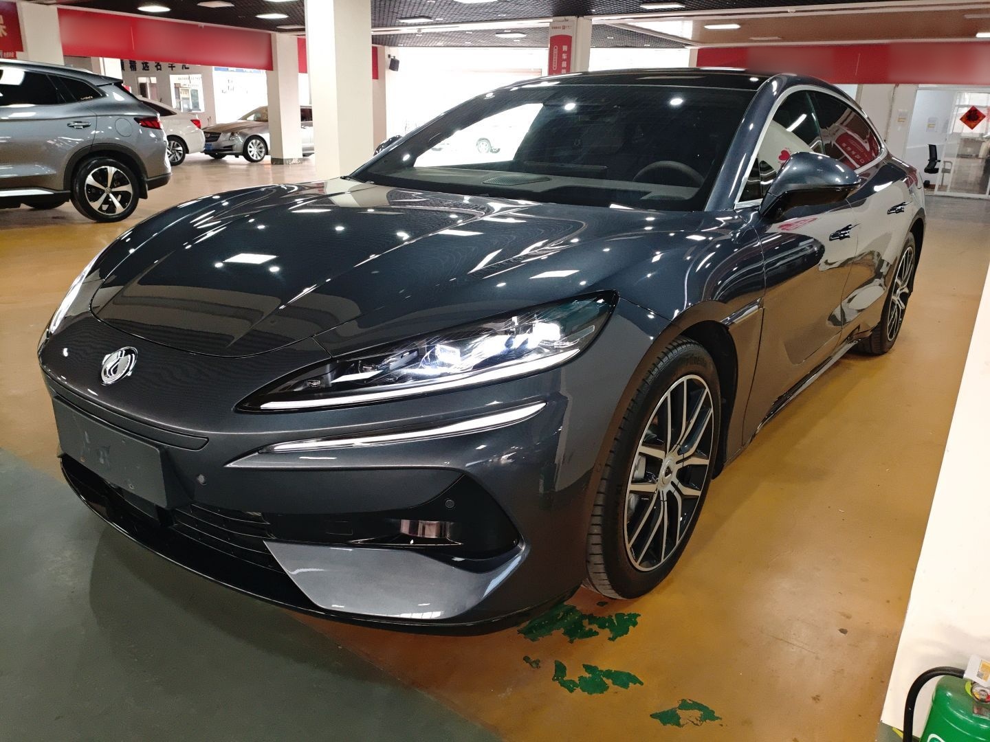 Под передней частью автомобиля