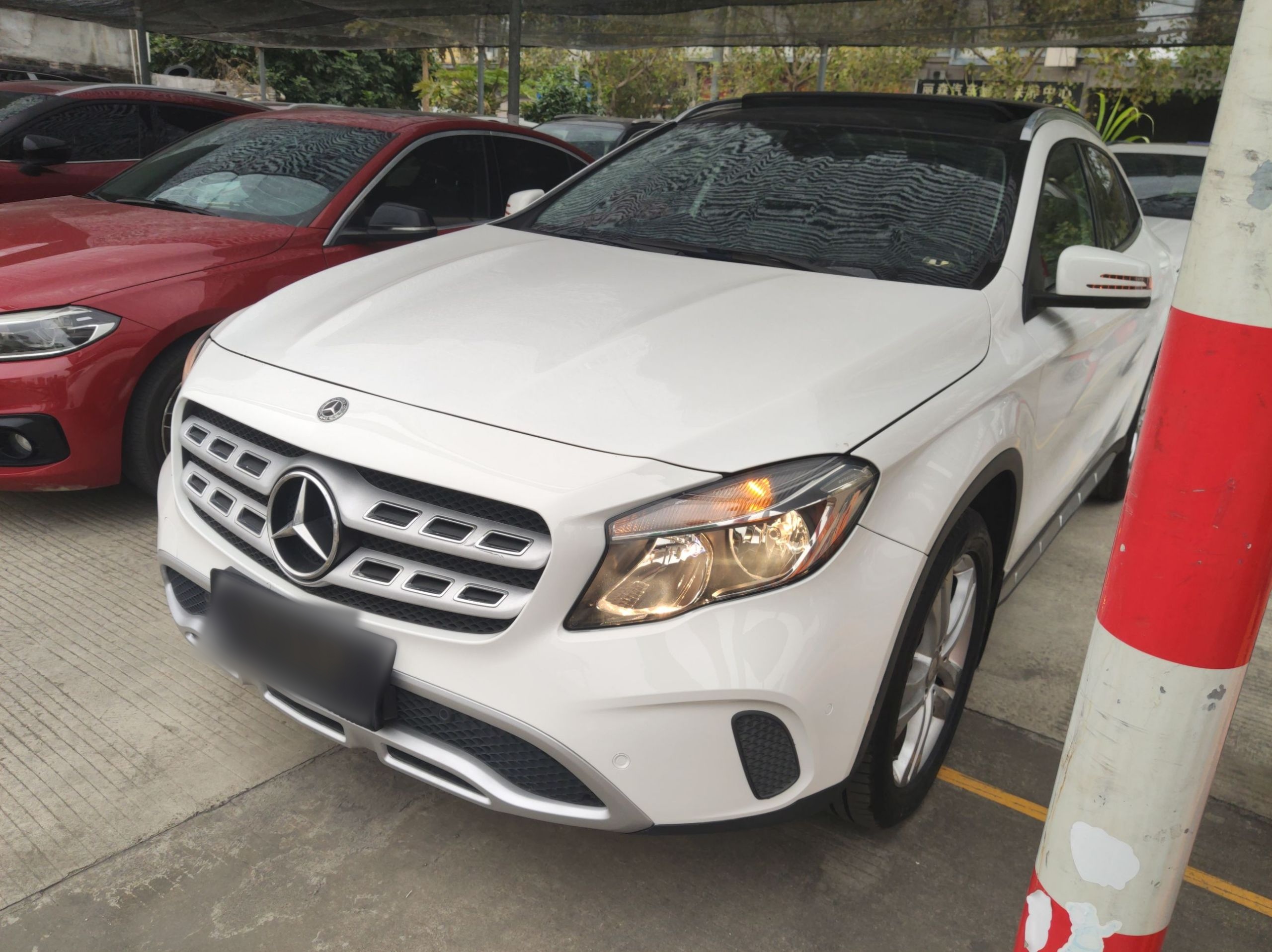 تحت مقدمة السيارة