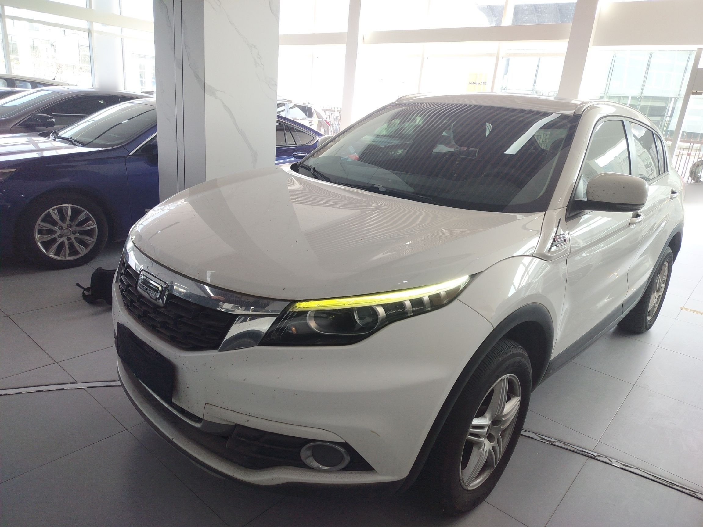 تحت مقدمة السيارة