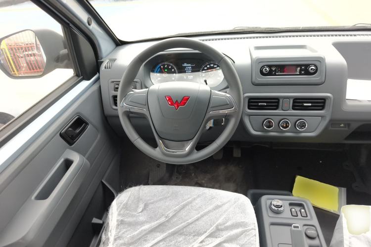 Used Wuling Yangguang 2024 300KM Comfort Version Passenger Van 75kW Steering Wheel