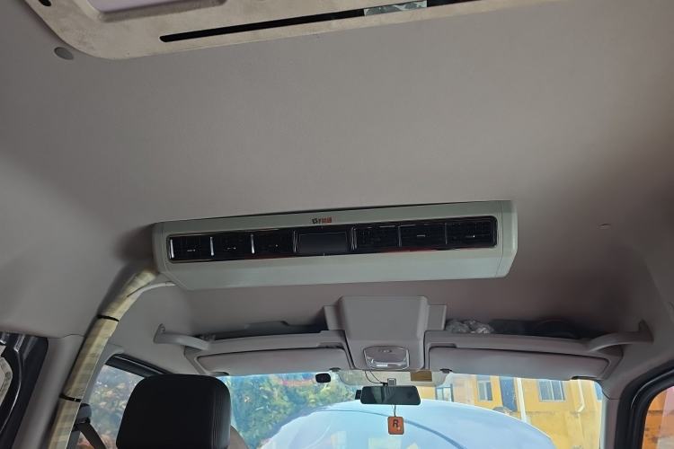 Used Dongfeng Yufeng 2021 2.0T Power King Front-Drive Logistics Vehicle Long Wheelbase Mid-Roof Design 6–9 Seats China VI Emission Standard ZD20