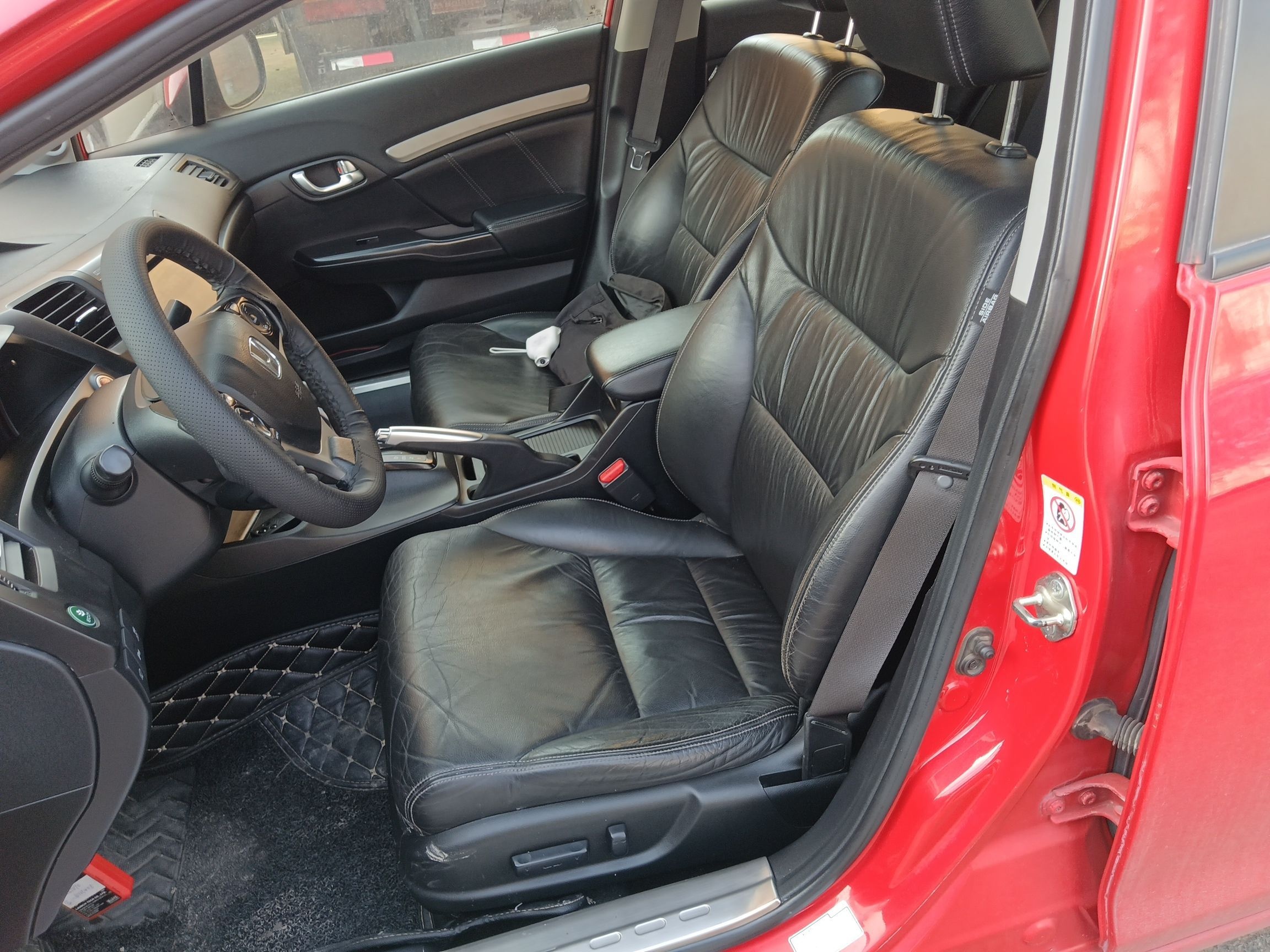 المقاعد الأمامية داخل السيارة