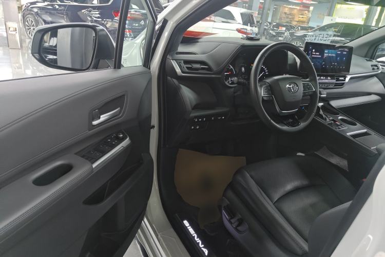 Used Toyota SIENNA 2023 2.5L Hybrid Deluxe Edition
