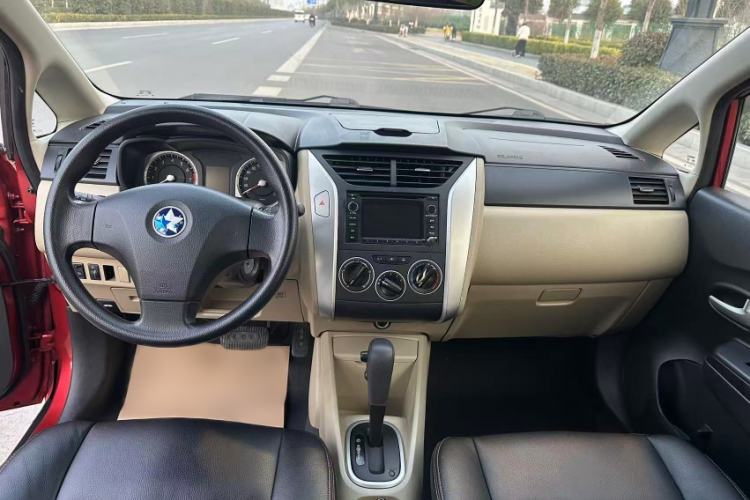 Used Venucia R50 2013 1.6L Automatic Fashion Edition Interior 3