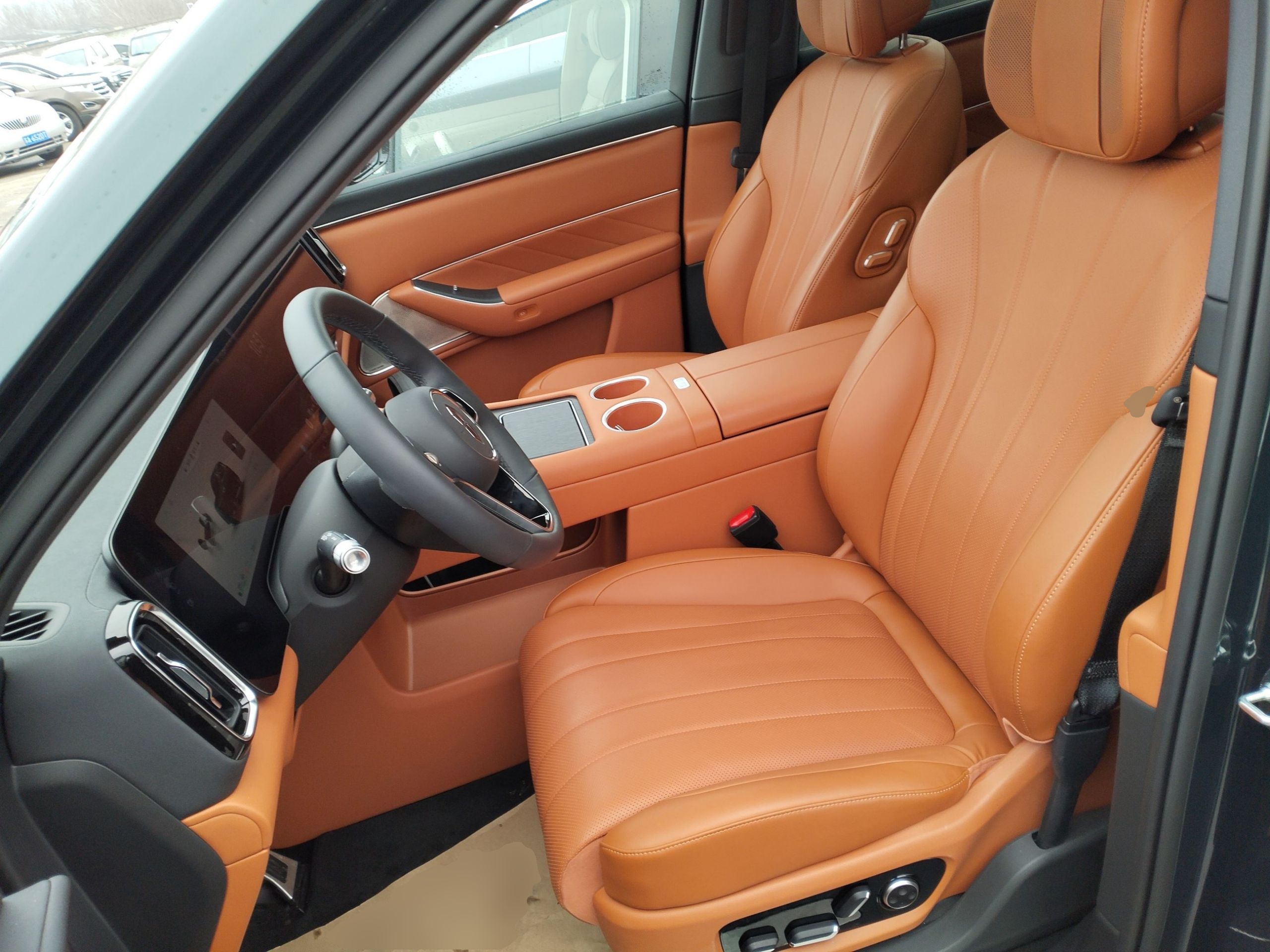 المقاعد الأمامية داخل السيارة