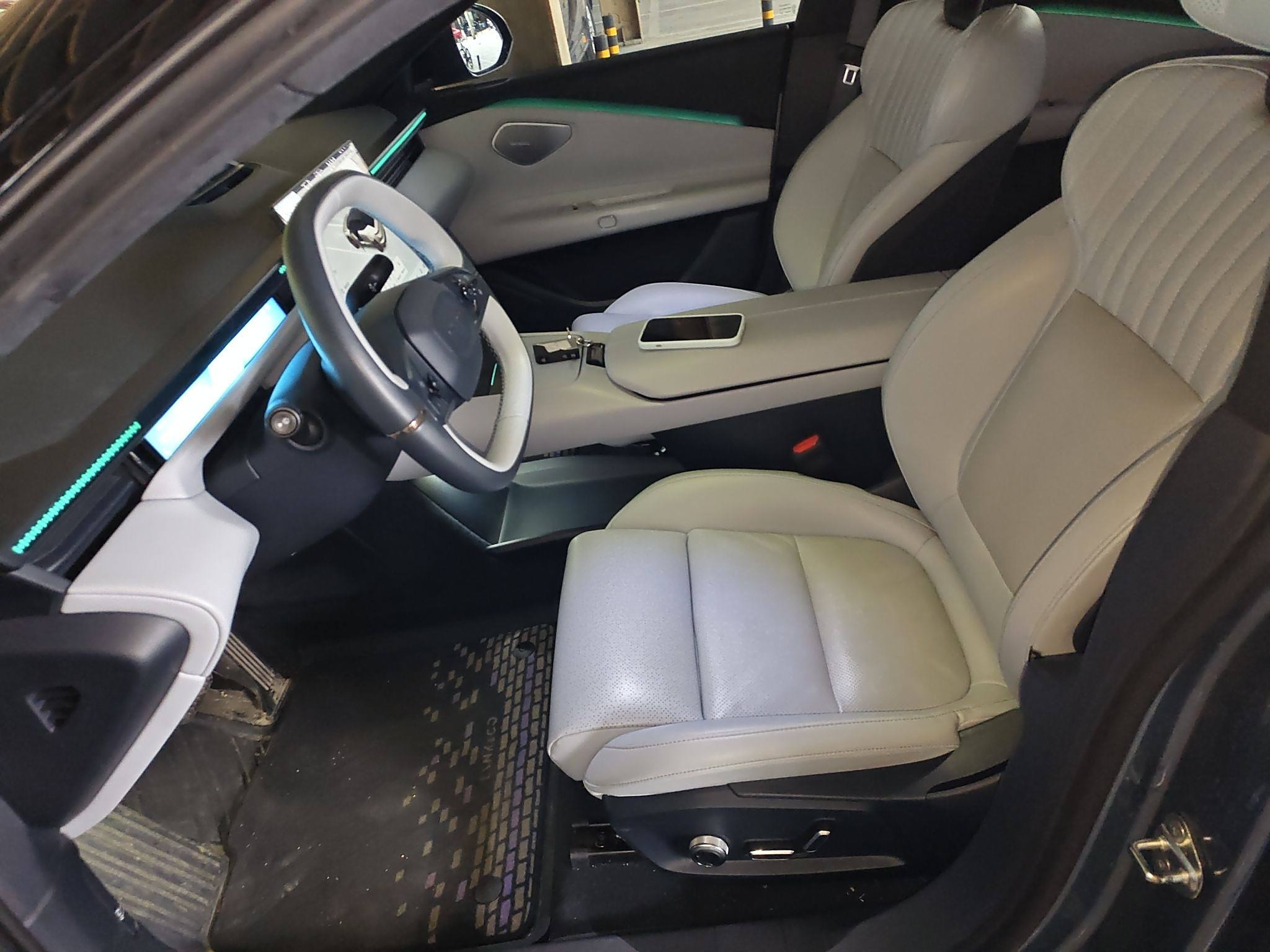 المقاعد الأمامية داخل السيارة