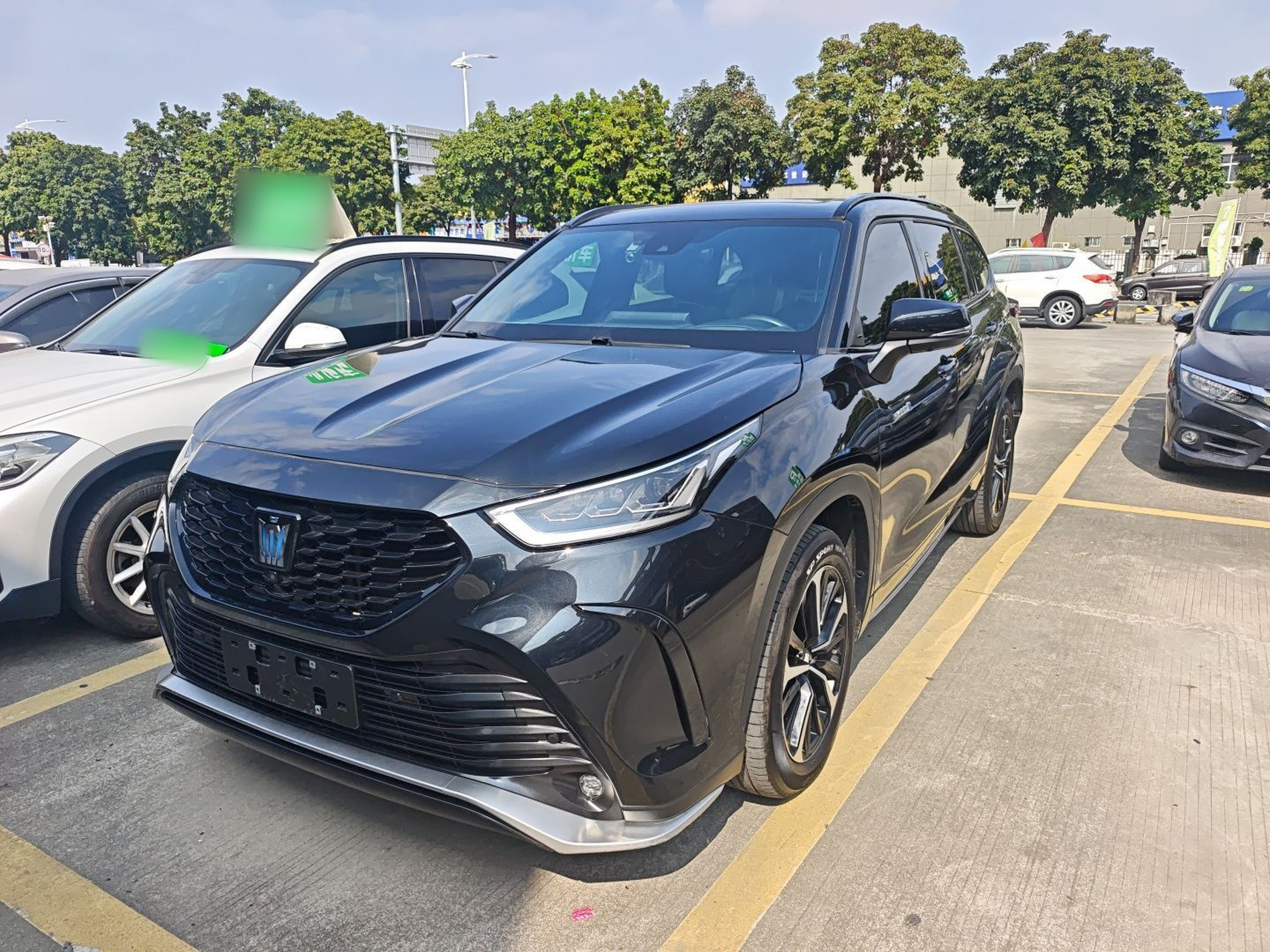 Под передней частью автомобиля