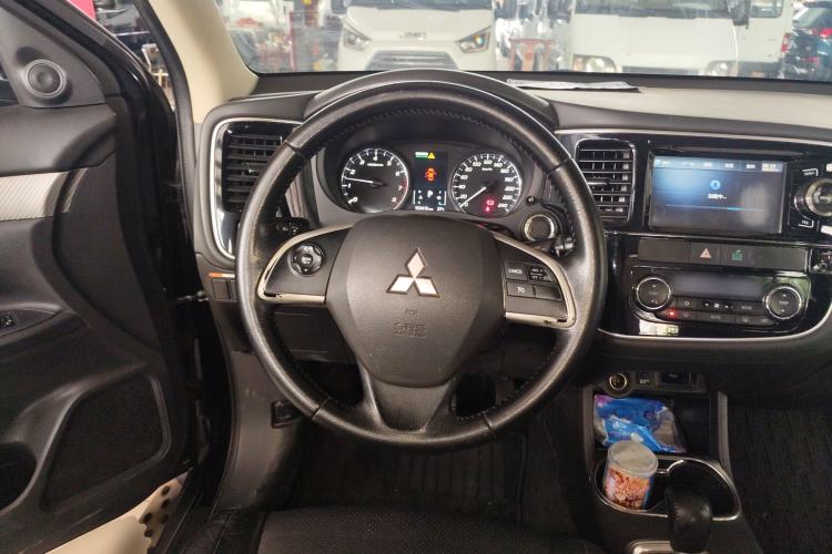 Used Mitsubishi Outlander 2014 2.4L 4x4 Deluxe Value Edition 5 Seats Steering Wheel