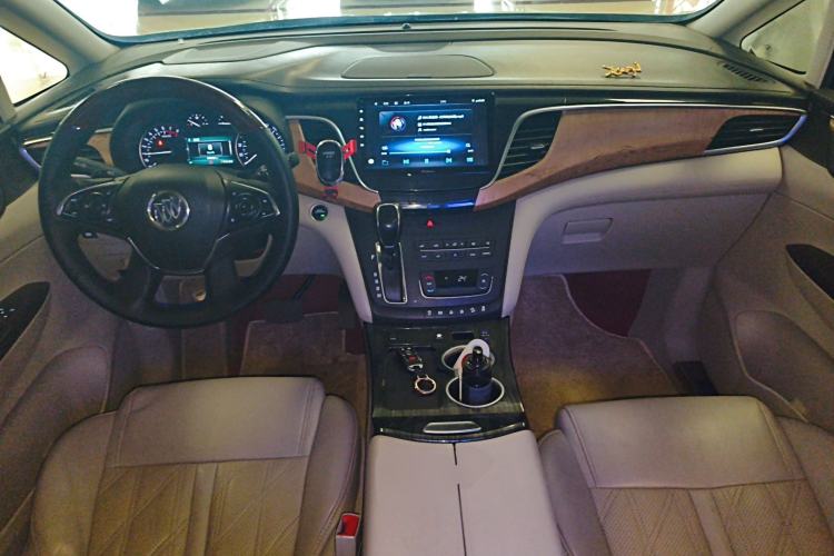 Used Buick GL8 2017 ES 28T Comfort Model China V Standard Center Console