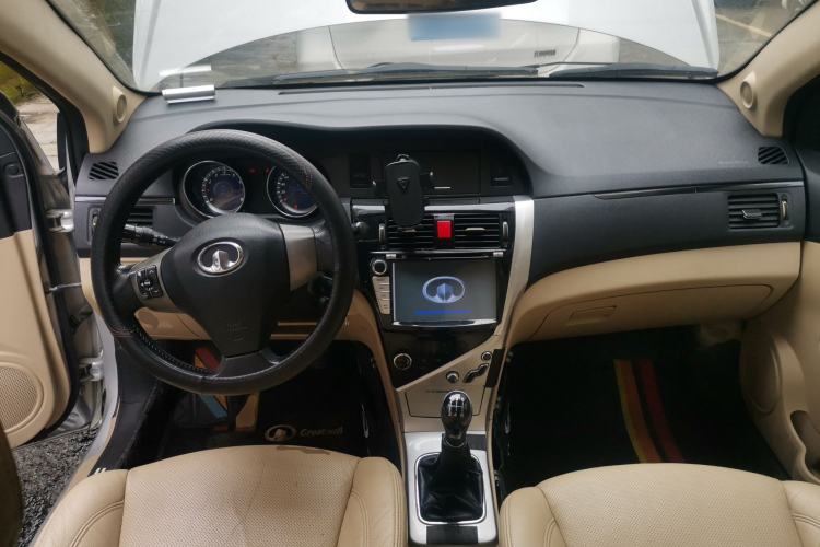 Used Great Wall C30 2013 1.5L Manual Elite Model Center Console